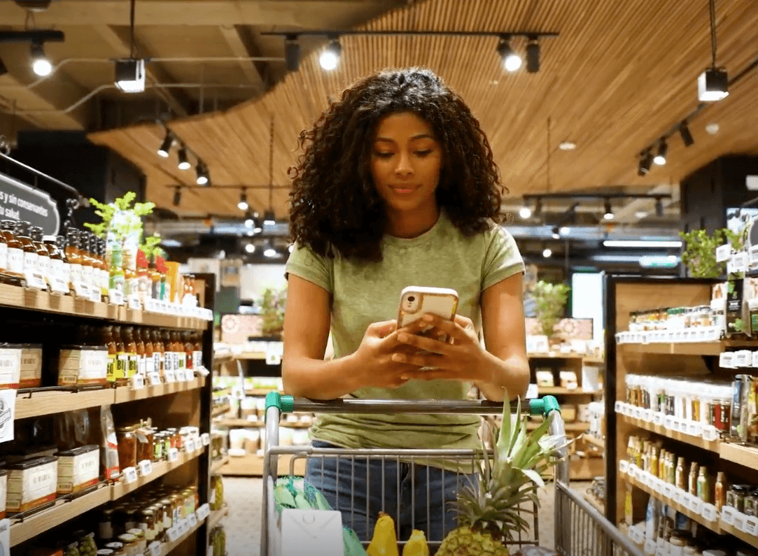 FERRERO Retail-kampagne Frau mit Smartphone im Supermarkt