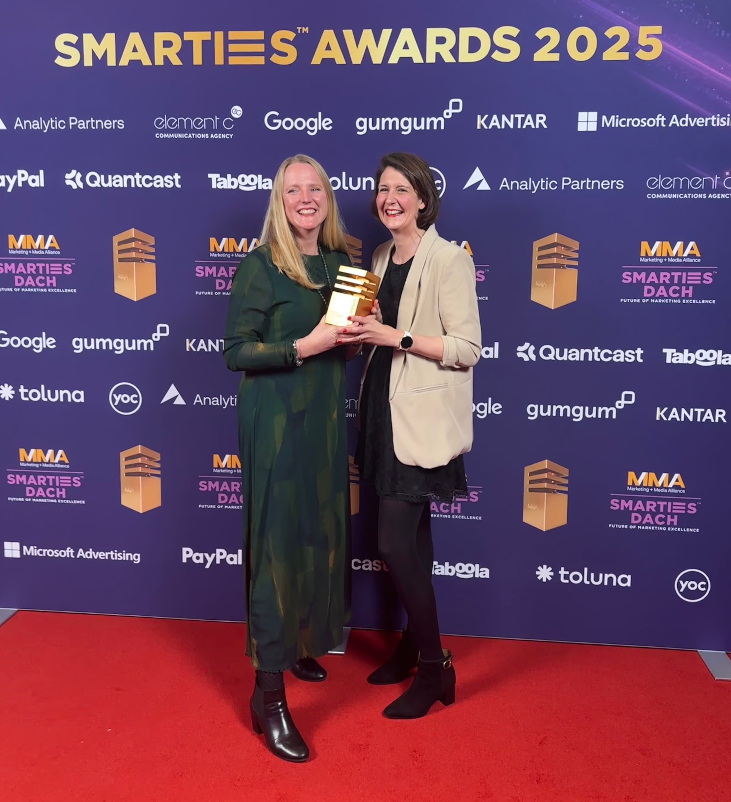 Annette Calandrini und Kaya Schneider posieren mit Award
